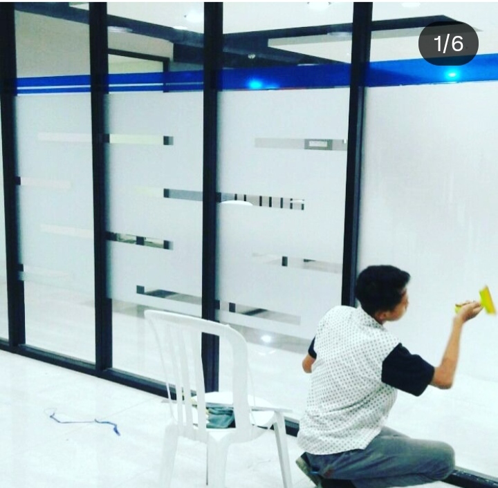 Cutting sticker logo pada kaca kantor Jakarta