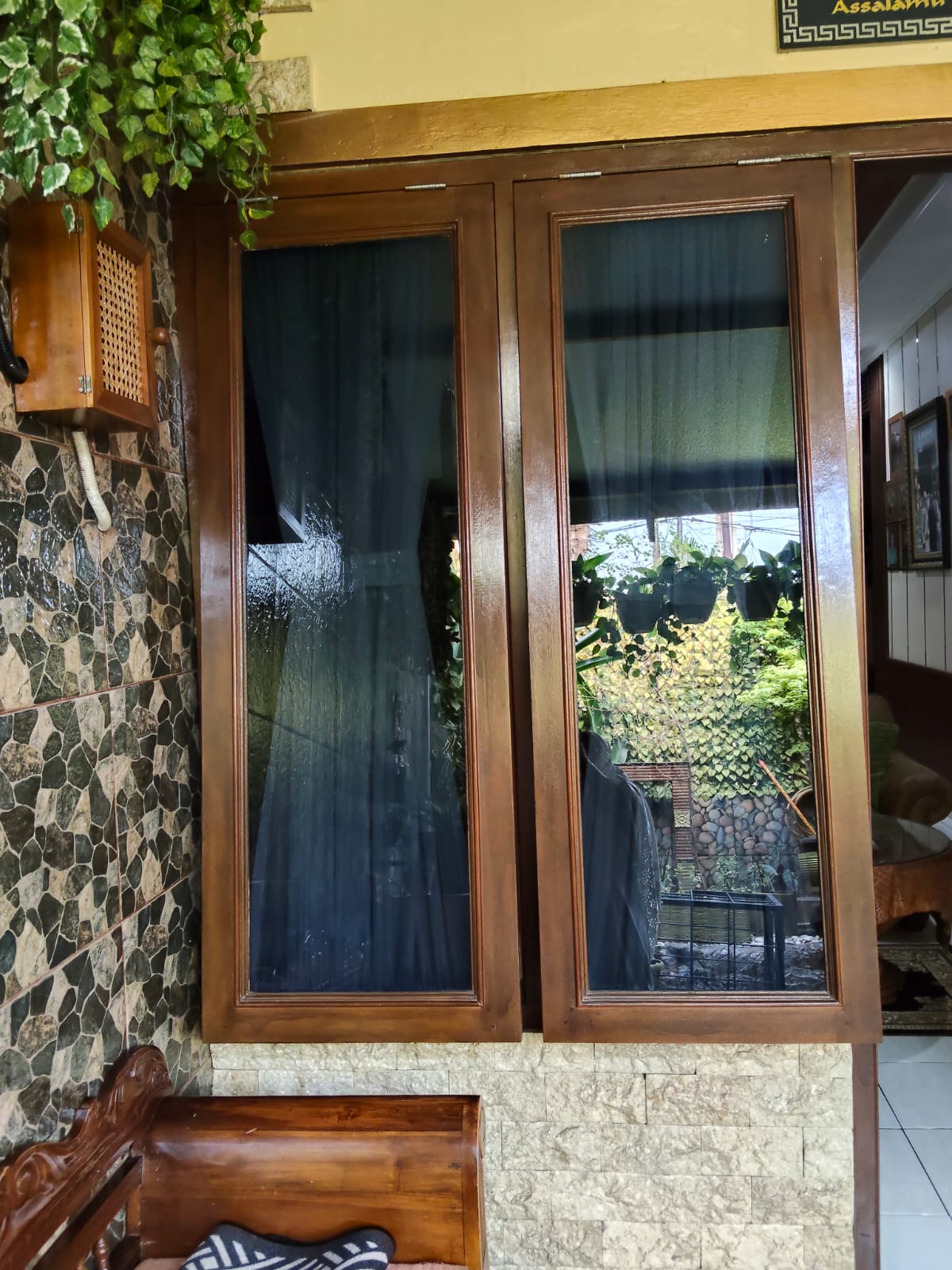Pemasangan kaca film rumah