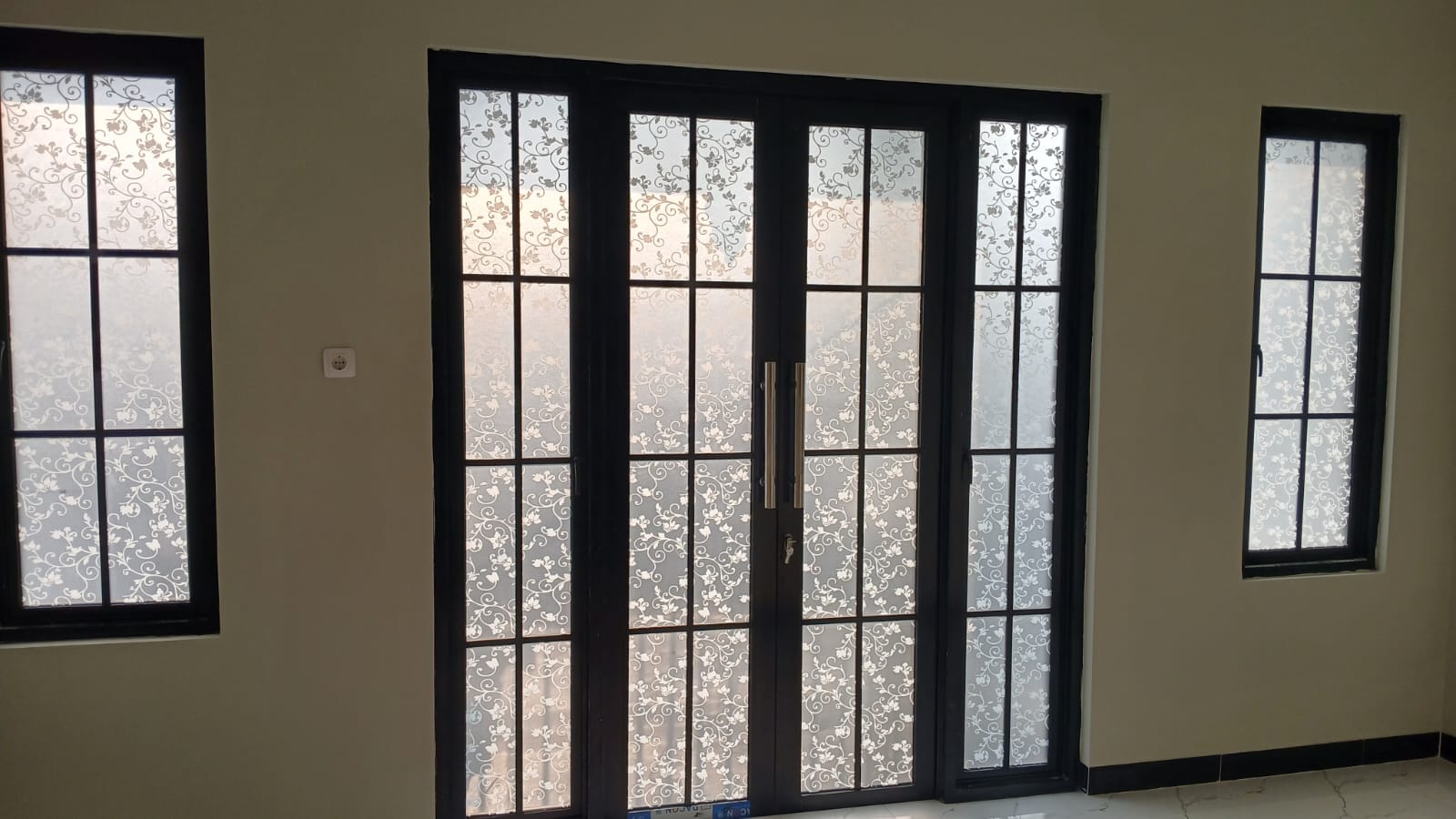 Stiker kaca rumah